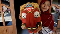 Topeng-topeng klasik tersebut dijual dengan harga yang bervariasi, mulai dari Rp 400 ribu hingga Rp 7 juta tergantung ukurannya.