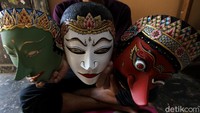 Tak sedikit pencinta seni dari Cina, Jepang, dan sebagian negara Eropa yang meminati topeng-topeng klasik karya Narimo tersebut.