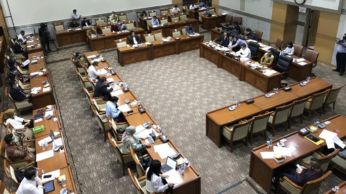 Menkum HAM Yasonna Laoly rapat dengan Komisi III DPR
