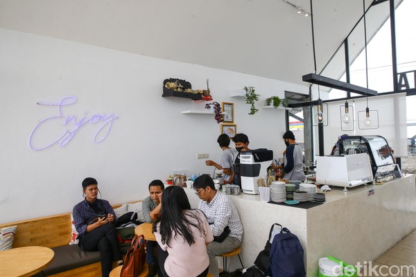 Dua tahun ke belakang, detikTravel telah mengunjungi lokasi yang sama, di kaldera gunung Batur, Kintamani. Namun, usaha kafe belum menggeliat di sini.