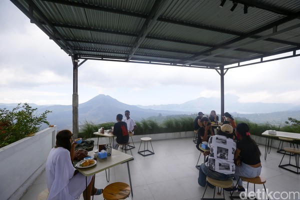 Warga lokal mulai memadati kafe-kafe yang ada di kaldera gunung Batur ini. Montana Del Cafe jadi salah satu yang paling ramai tiap harinya.
