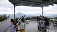 Warga lokal mulai memadati kafe-kafe yang ada di kaldera gunung Batur ini. Montana Del Cafe jadi salah satu yang paling ramai tiap harinya.