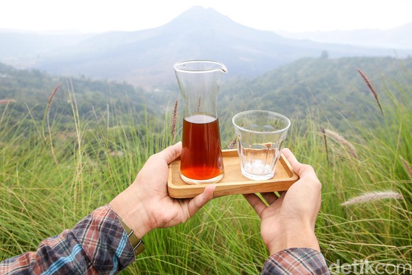 Dulu, hanya ada restoran-restoran keluarga yang biasa jadi destinasi favorit rombongan wisatawan. Kami juga hanya makan di salah satu restorannya.