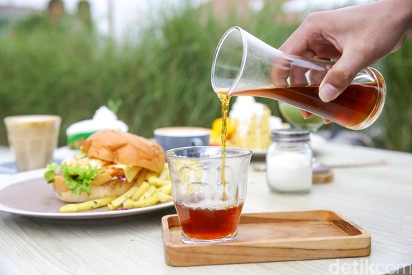 Ada berbagai menu makanan dan minuman yang disajikan Montana Del Cafe. Menu kopi yang paling diunggulkan bernama Montana Coffee seharga Rp 40 ribu dan La Montana Hot Cakes seharga Rp 50 ribu.