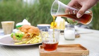 Ada berbagai menu makanan dan minuman yang disajikan Montana Del Cafe. Menu kopi yang paling diunggulkan bernama Montana Coffee seharga Rp 40 ribu dan La Montana Hot Cakes seharga Rp 50 ribu.