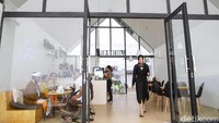 Montana Del Cafe terbilang besar, terlihat dari area parkirnya. Ada beberapa ruangan untuk nongkrong, dimulai dari bangunan utama, lalu bagian teras, bar, bagian bawah bangunan utama dan masih ada ruang lagi yang sedang dalam pembangunan.