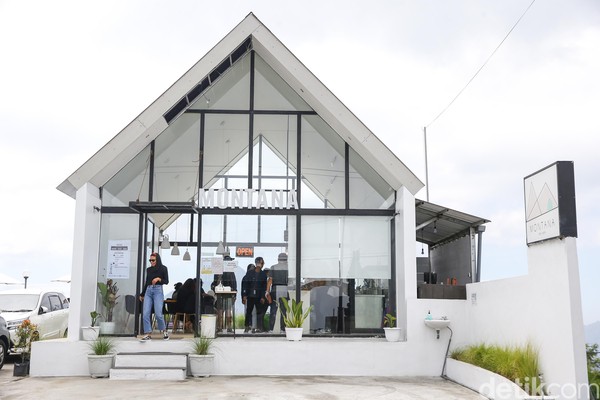 Kafe ini berlokasi di Jalan Penelokan No.889, Kintamani, Bangli, Bali. Montana Del Cafe namanya.