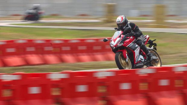 Ototest Honda CBR250RR SP Quick Shifter