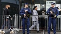 Sidang mendapat penjagaan ketat dari polisi bersenjata. AP Photo/Mark Baker.