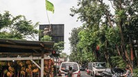 Penertiban atribut ormas dilakukan di sepanjang Jalan Bintaro Permai Raya, Jakarta Selatan. 