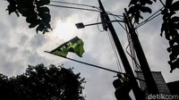 Atribut ormas seperti bendera dan spanduk kerap ditemui terpasang di tiang kabel, pepohonan, dan pagar pekarangan yang berada di sisi jalan raya. 