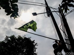 Aparat Gabungan Tertibkan Atribut Ormas Tak Sesuai Aturan di Jakbar