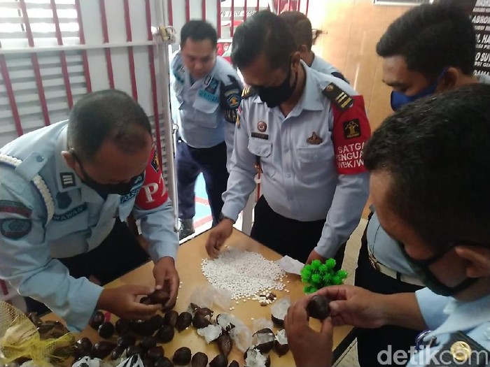 Penyelundupan 1.815 butir pil dobel L ke Lapas Kelas IIB Jombang digagalkan petugas. Pil koplo tersebut dibungkus dengan buah salak untuk mengelabui petugas.