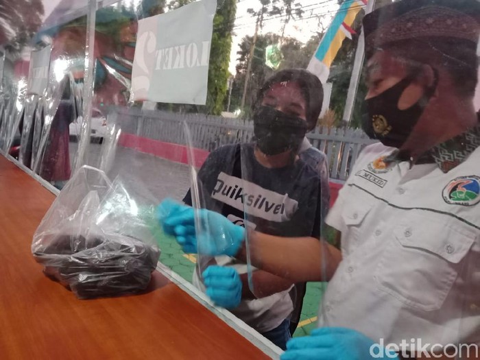 VNS (33) menyelundupkan 1.815 butir pil koplo untuk suaminya yang mendekam di Lapas Klas IIB Jombang. Penyelundupan menggunakan buah salak.