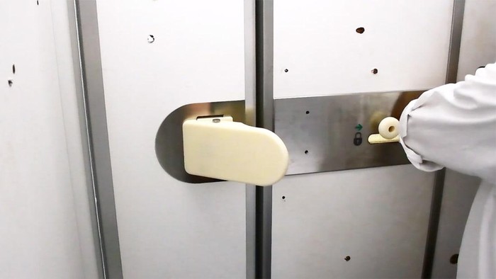 Pintu pesawat Hands-free