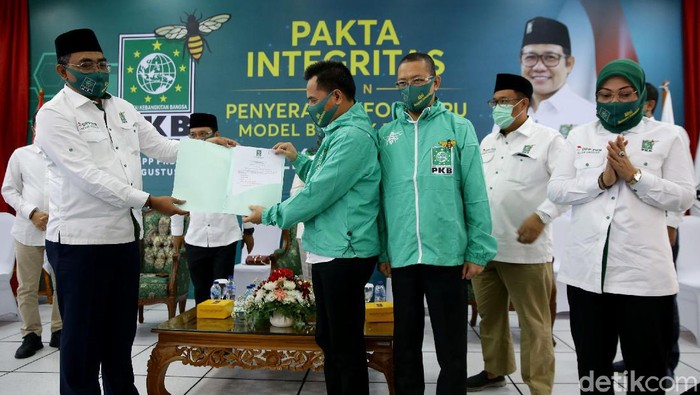 Sejumlah calon kepala daerah dari PKB menandatangani pakta integritas dan form Model B.1-KWK. Penyerahan itu dilakukan jelang pelaksanaan Pilkada serentak 2020.
