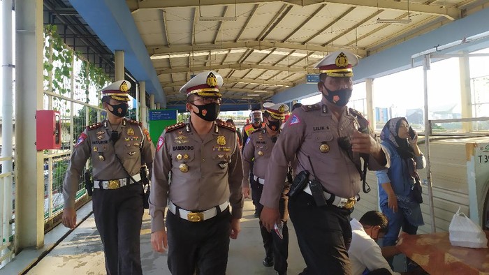 Polda Metro Pantau Penerapan Protokol COVID-19 di Stasiun Tanah Abang