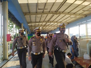 Polda Metro Pantau Penerapan Protokol COVID di Stasiun Tanah Abang