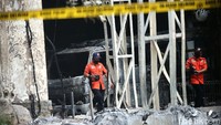 Olah TKP dilakukan untuk mengecek konstruksi bangunan hingga instalasi listrik di Gedung Kejaksaan Agung tersebut.