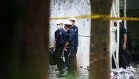 Olah TKP ini juga untuk mencari tahu penyebab kebakaran di gedung tersebut.