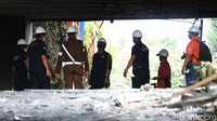Dalam olah TKP ini, tim pertama bergerak untuk menganalisis konstruksi bangunan bekas terbakar. Sementara itu tim kedua mencari tahu penyebab kebakaran di gedung tersebut.