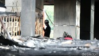 Seorang petugas tampak mengecek konstruksi bangunan hingga instalasi listrik di gedung Kejagung.