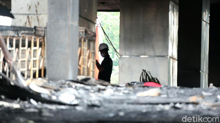 Polisi melakukan olah tempat kejadian perkara di gedung Kejagung yang terbakar, Senin (24/82020).