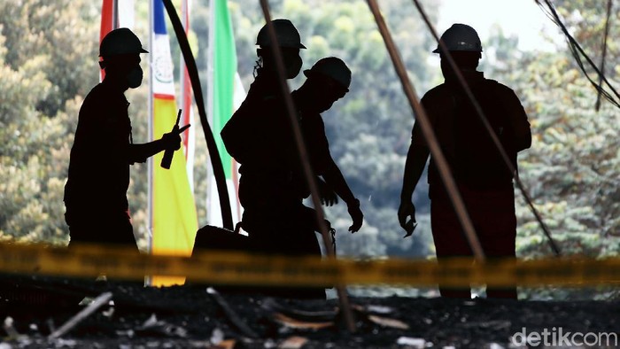 Polisi Olah TKP Gedung Kejakgung yang Terbakar Polisi melakukan olah tempat kejadian perkara di gedung Kejagung yang terbakar, Senin (24/82020).