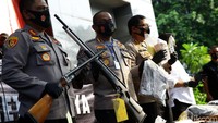 Sejumlah barang bukti turut dihadirkan saat polisi menggelar rilis terkait kasus penembakan maut tersebut.