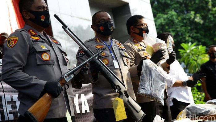 Polisi menangkap 12 pelaku penembakan maut di Kelapa Gading, Jakarta Utara. Berikut penampakan para pelaku yang kini berbaju tahanan.