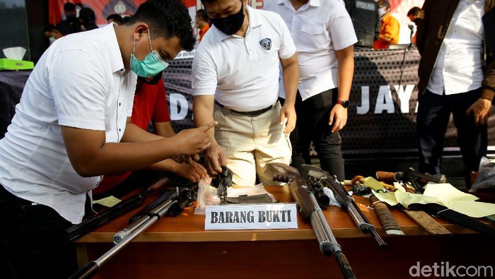 Polisi menangkap 12 pelaku penembakan maut di Kelapa Gading, Jakarta Utara. Berikut penampakan para pelaku yang kini berbaju tahanan.