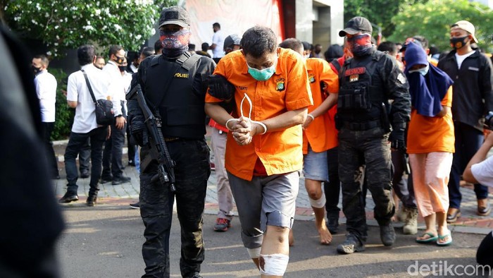 Polisi menangkap 12 pelaku penembakan maut di Kelapa Gading, Jakarta Utara. Berikut penampakan para pelaku yang kini berbaju tahanan.