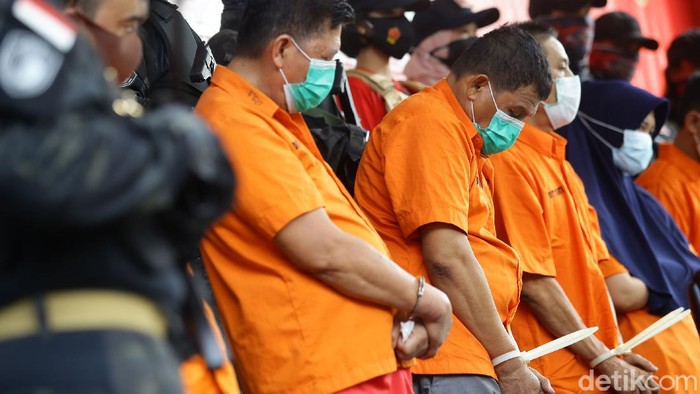 Polisi menangkap 12 pelaku penembakan maut di Kelapa Gading, Jakarta Utara. Berikut penampakan para pelaku yang kini berbaju tahanan.