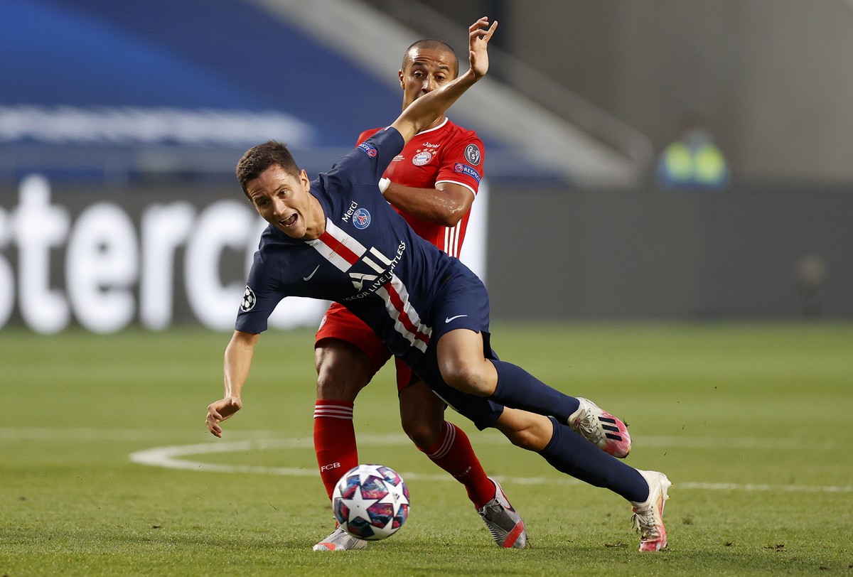 Ander Herrera kecewa berat setelah PSG dikalahkan Bayern Munich di final Liga Champions. (Foto: AP/Matthew Childs)