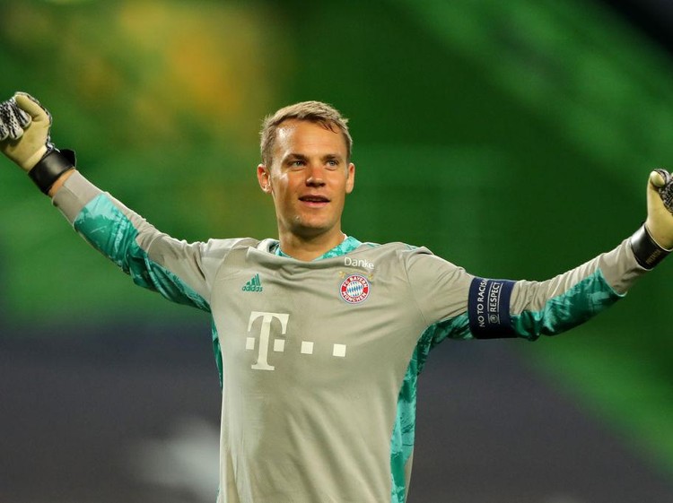 LISBON, PORTUGAL - AUGUST 19: Manuel Neuer of Bayern Munich celebrates after his teammate Robert Lewandowski of Bayern Munich (not pictured) scored their teams third goal during the UEFA Champions League Semi Final match between Olympique Lyonnais and Bayern Munich at Estadio Jose Alvalade on August 19, 2020 in Lisbon, Portugal. (Photo by Miguel A. Lopes/Pool via Getty Images)