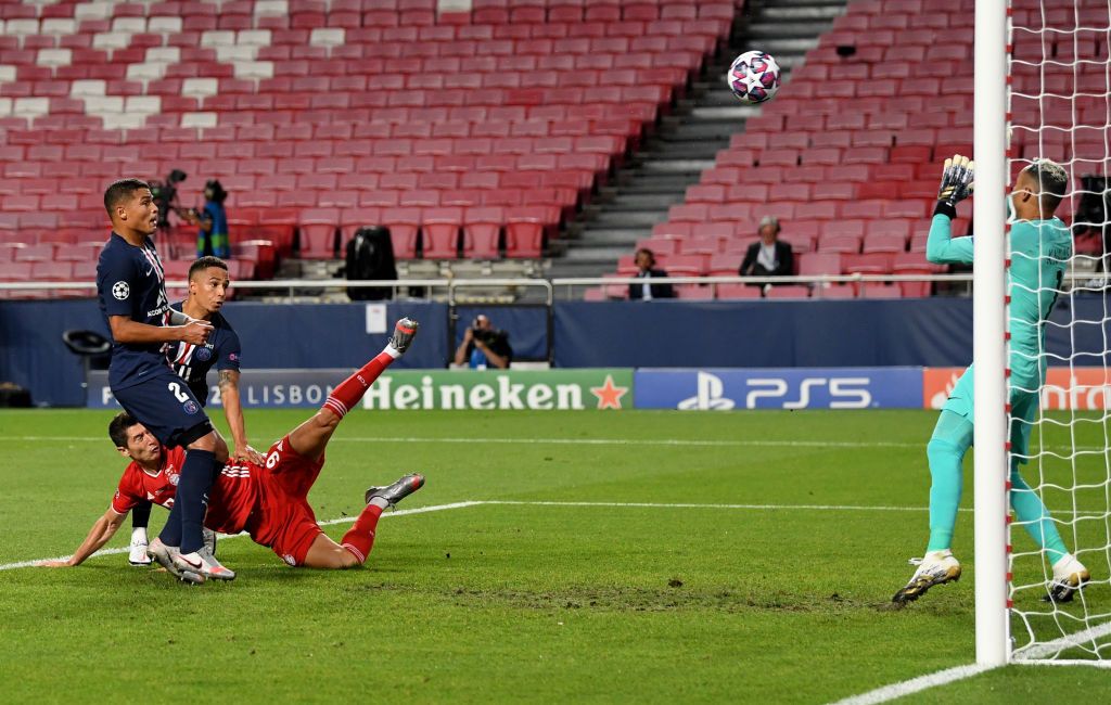 PSG Vs Bayern Munich LISBON, PORTUGAL - AUGUST 23: Keylor Navas of Paris Saint-Germain saves from Robert Lewandowski of FC Bayern Munich during the UEFA Champions League Final match between Paris Saint-Germain and Bayern Munich at Estadio do Sport Lisboa e Benfica on August 23, 2020 in Lisbon, Portugal. (Photo by David Ramos/Getty Images)