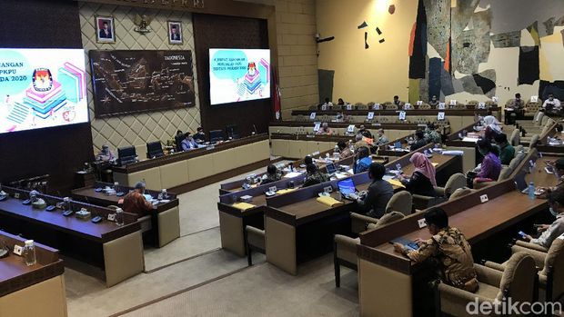 Rapat Komisi II DPR dihadiri Evi Novida (Rolando/detikcom)