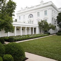 Seperti diungkapkan Melania saat mengumumkan rencana pemugaran tersebut bulan lalu, perubahan mencakup jalan setapak baru, bunga dan semak belukar baru.  Terdapat pula penyesuaian sistem listrik yang baru untuk mengoptimalkan taman sebagai lokasi jumpa pers atau untuk keperluan taping televisi. (Foto: AP Photo/Susan Walsh)