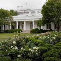 Seperti dilansir dari Vogue, Melania Trump memodernisasi taman dengan mengosongkan beberapa bagian sehingga terasa lebih lapang. (Foto: AP Photo/Susan Walsh)