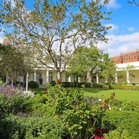 Inilah rupa Rose Garden pada 2018. Hasil renovasi Melania Trump rupanya mengundang banyak reaksi negatif di media sosial. Melania mengambil inspirasi untuk Rose Garden dari keluarga Trump: Dingin dan hampa, kritik seorang netizen. (Foto: Getty Images/iStockphoto/TriggerPhoto)