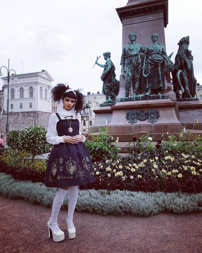 Ada sedikit miskonsepsi populer bahwa Lolita adalah tahapan aneh dari perkembangan yang terjebak, terobsesi dengan masa anak-anak, atau menolak untuk bergabung dengan dunia dewasa. Pada kenyataannya, kebanyakan dari kami adalah orang dewasa, orang bekerja berusia 20-40, kamu butuh kerja untuk membayar semua ini, kami hanya suka berdandan dan bersenang-senang, katanya dilansir Vogue. Foto: Instagram @rosenocturnalia