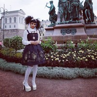 Ada sedikit miskonsepsi populer bahwa Lolita adalah tahapan aneh dari perkembangan yang terjebak, terobsesi dengan masa anak-anak, atau menolak untuk bergabung dengan dunia dewasa. Pada kenyataannya, kebanyakan dari kami adalah orang dewasa, orang bekerja berusia 20-40, kamu butuh kerja untuk membayar semua ini, kami hanya suka berdandan dan bersenang-senang, katanya dilansir Vogue. Foto: Instagram @rosenocturnalia