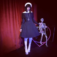 Rose pertama kali terpukau dengan gaya busana Lolita Gothic karena terlihat keren. Berkat internet, wanita 28 tahun tersebut mulai menyukai musik gotik sejak usia 11 tahun lalu dari sejumlah forum, ia menemukan gaya busana ini menarik karena menggabungkan Victoria yang klasik tapi kelam dan kawaii di saat bersamaan. Foto: Instagram @rosenocturnalia