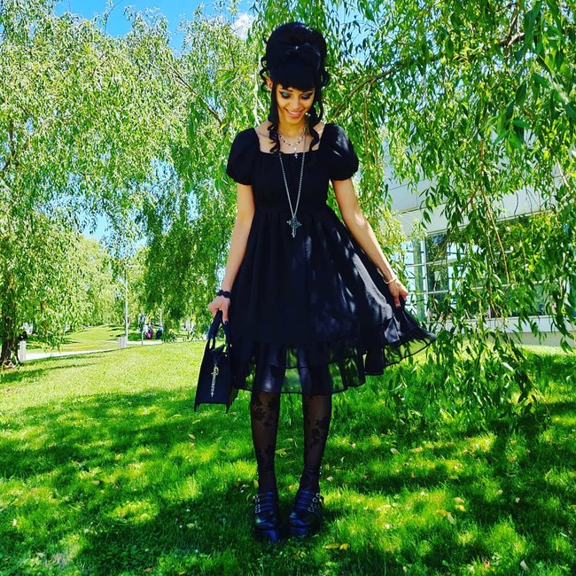 Sayangnya karena gaya berpakaian itu, Rose sering menjadi target bully. Terlebih banyak orang yang salah menyangka bahwa komunitas mereka itu depresi, keras, atau memakai narkoba. Bahkan pernah beberapa guru Rose mendatanginya dan bertanya apa ia menggunakan obat-obatan. Foto: Instagram @rosenocturnalia