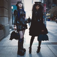 (Saat di sekolah) beberapa guruku mendatangiku, khawatir aku menggunakan obat-obatan, padahal kenyataannya aku terlalu takut untuk mencobanya. Orang dewasa pada dasarnya memperlakukanku dengan banyak kecurigaan, kata wanita yang juga YouTuber itu. Foto: Instagram @rosenocturnalia