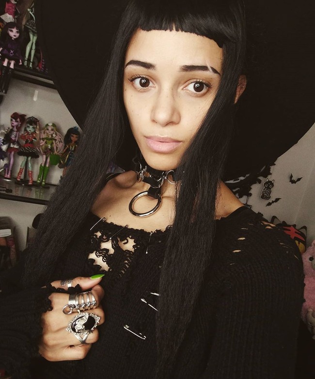 Rose Nocturnalia atau Chelsea Clarke punya banyak pengikut di media sosial karena gayanya yang tidak biasa. Ia suka berpakaian Gothic Lolita yang dianggap aneh bagi sebagian orang. Rose pun sering mendapat komentar kurang menyenangkan karena berkulit hitam. Foto: Instagram @rosenocturnalia