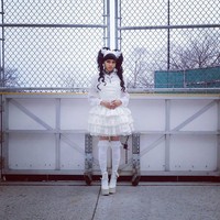 Lolita Gothic pun membuatnya berkomitmen untuk tidak menjadi orang konsumtif. Rose kebanyakan mendapatkan busananya dari forum-forum yang menjual baju gotik atau Lolita bekas. Foto: Instagram @rosenocturnalia