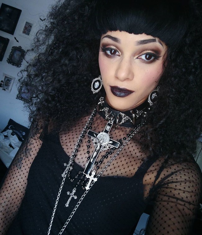 Tidak banyak influencer gotik di YouTube seperti itu. Hampir tidak ada orang kulit berwarna. Hanya dengan bisa terlihat di platform ini sebagai orang kulit berwarna mengirim pesan bahwa kita juga punya tempat di subkultur gotik, Foto: Instagram @rosenocturnalia