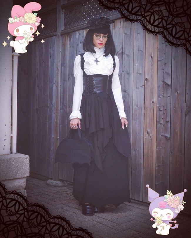 Aku bahkan tidak bisa pergi ke toko tanpa diikuti oleh staf sementara teman-temanku benar-benar tidak dipedulikan. Aku bahkan pernah dihentikan oleh polisi beberapa kali padahal aku tidak tidak pernah membayangkan remaja yang kurus bisa begitu mengancam, katanya. Foto: Instagram @rosenocturnalia