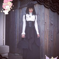 Aku bahkan tidak bisa pergi ke toko tanpa diikuti oleh staf sementara teman-temanku benar-benar tidak dipedulikan. Aku bahkan pernah dihentikan oleh polisi beberapa kali padahal aku tidak tidak pernah membayangkan remaja yang kurus bisa begitu mengancam, katanya. Foto: Instagram @rosenocturnalia